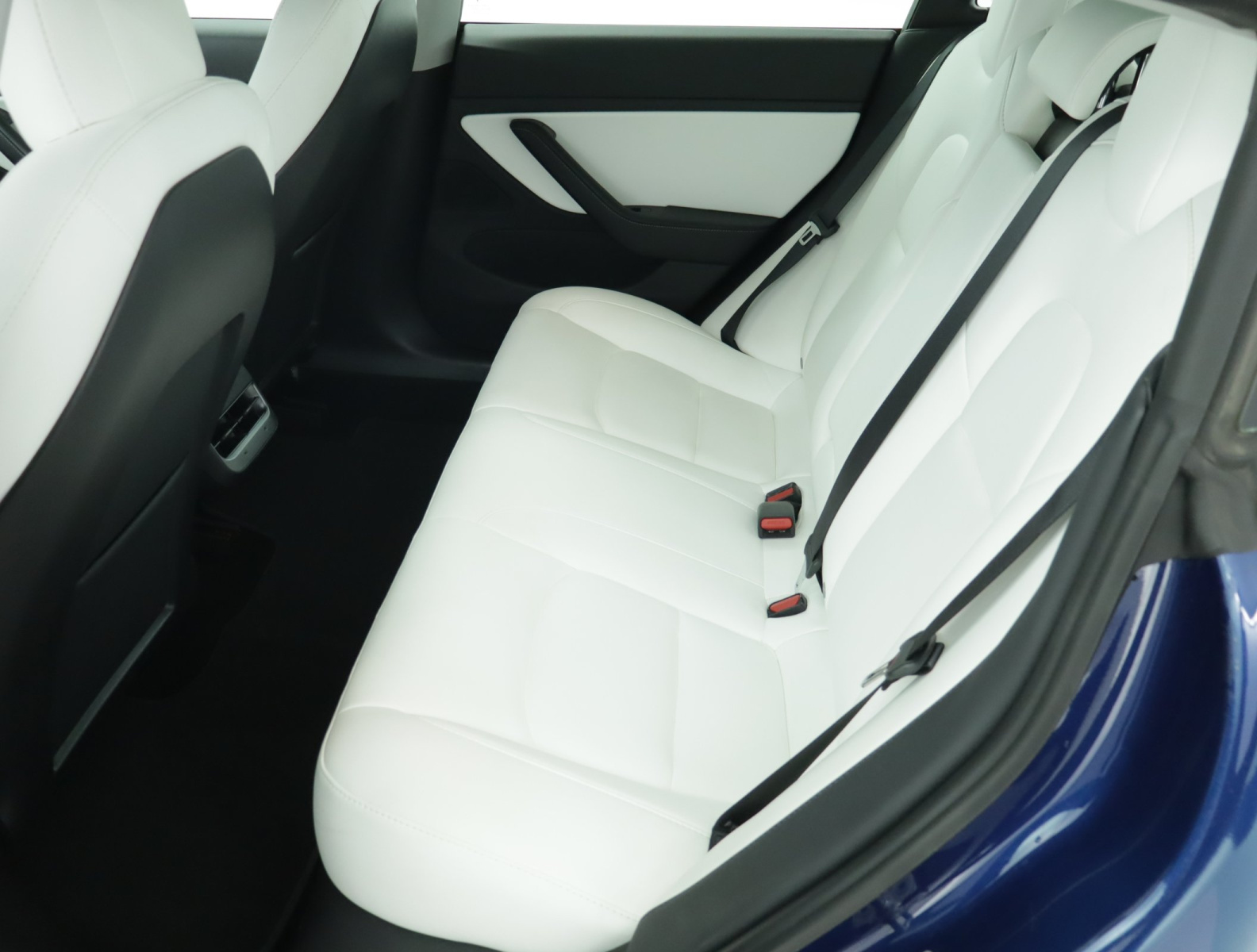 Tesla Model 3 Long Range AWD – fotografie 15