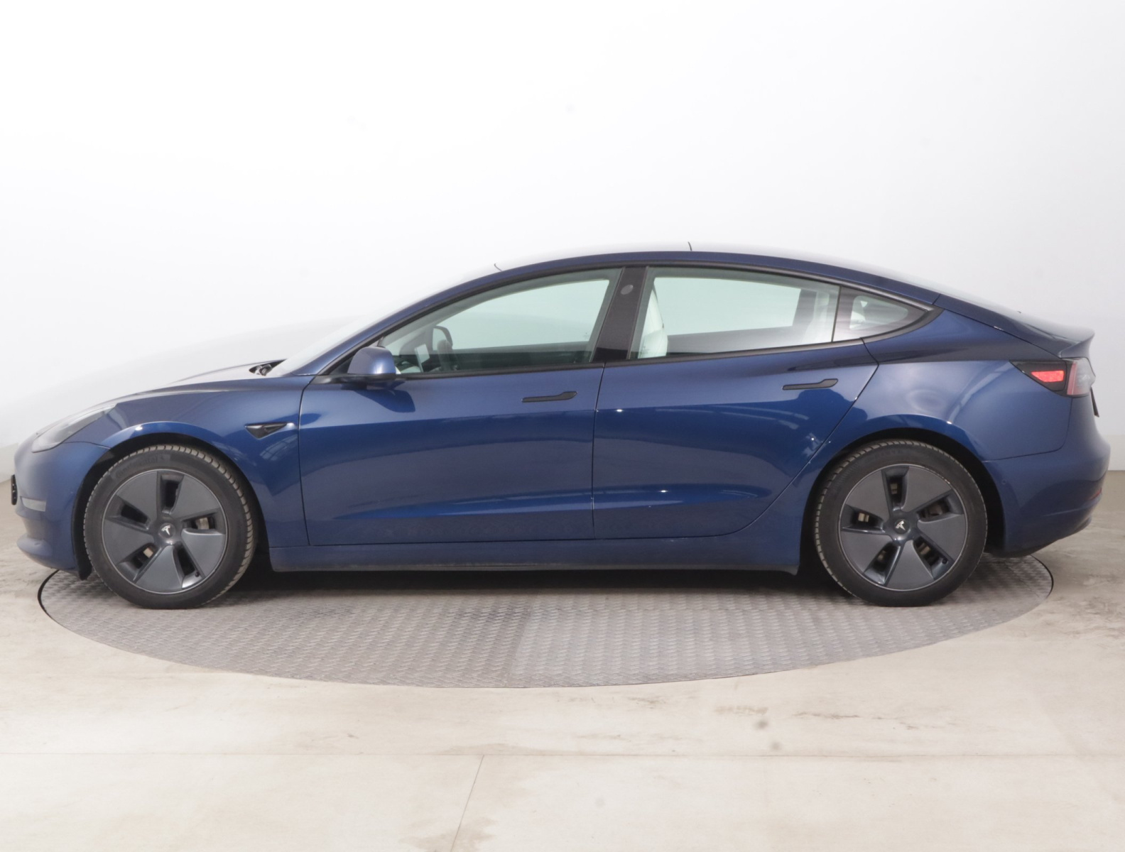 Tesla Model 3 Long Range AWD – fotografie 4