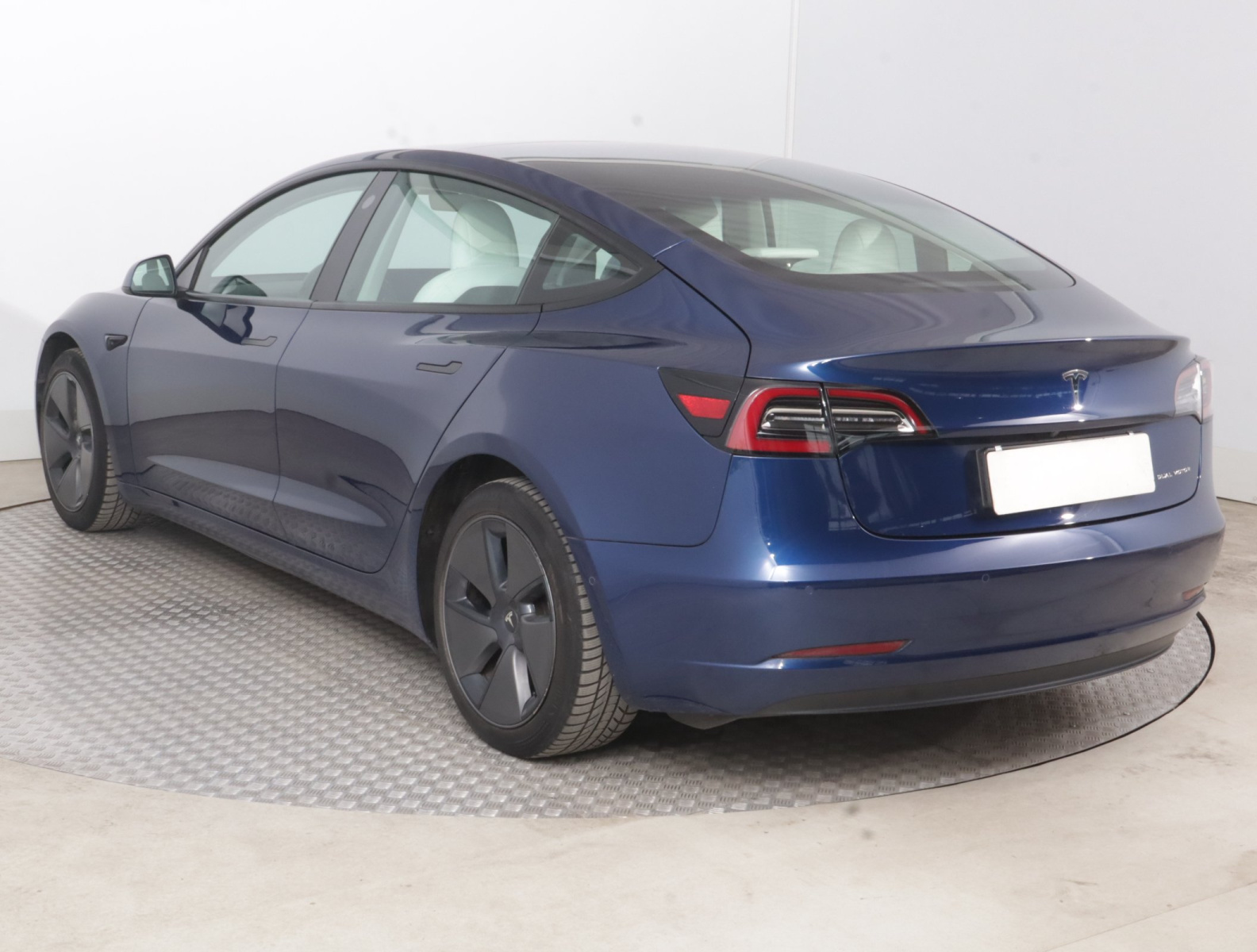 Tesla Model 3 Long Range AWD – fotografie 5