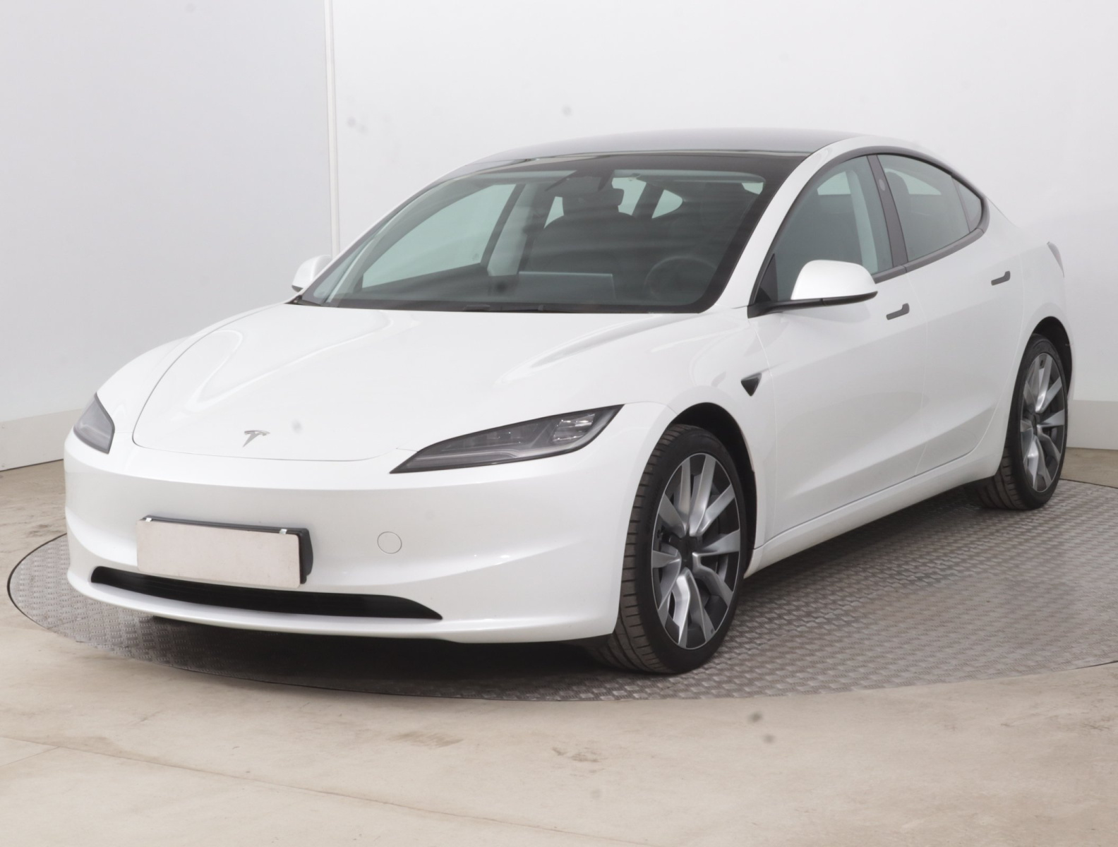 Tesla Model 3 Standard Range Plus – fotografie 3