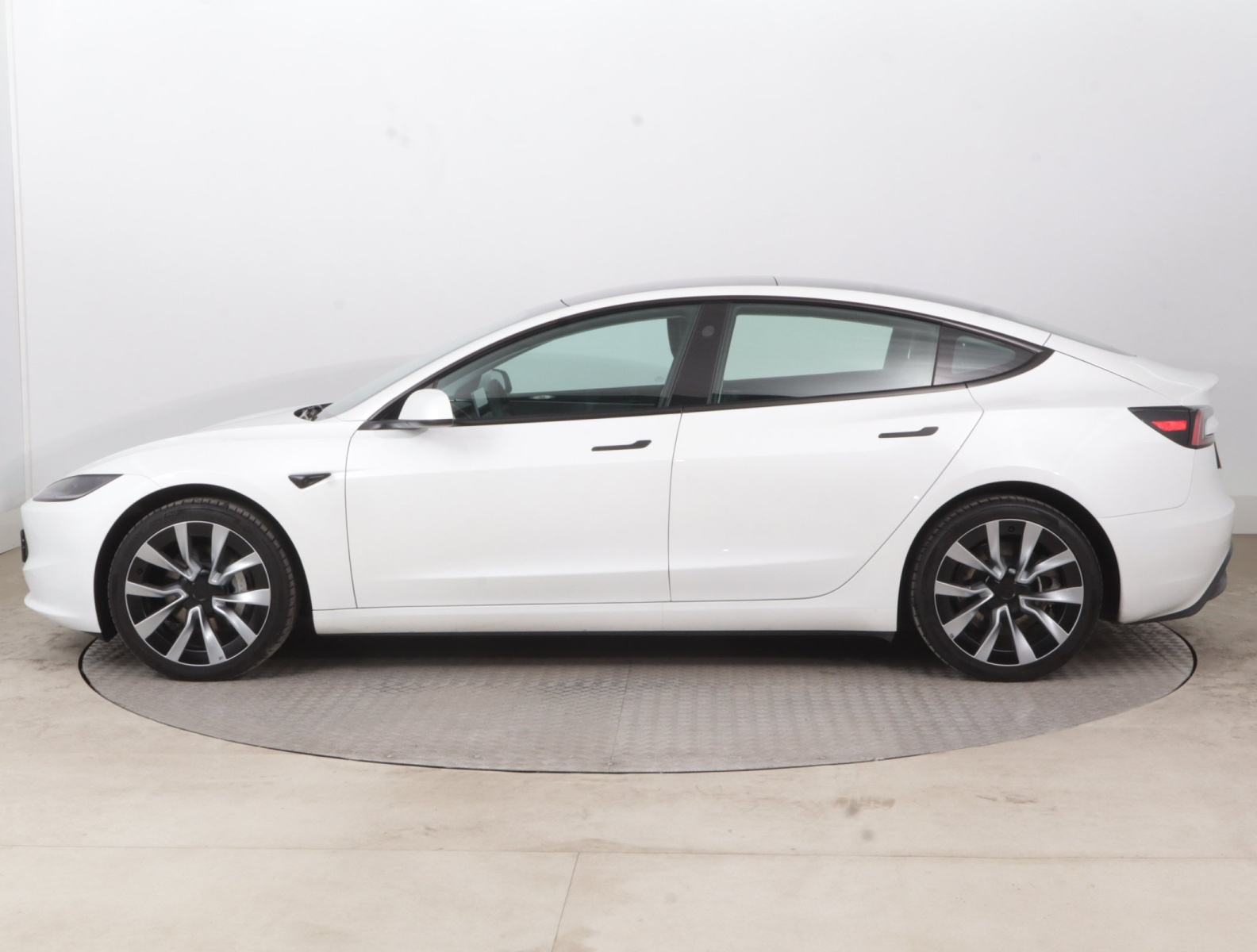 Tesla Model 3 Standard Range Plus – fotografie 4