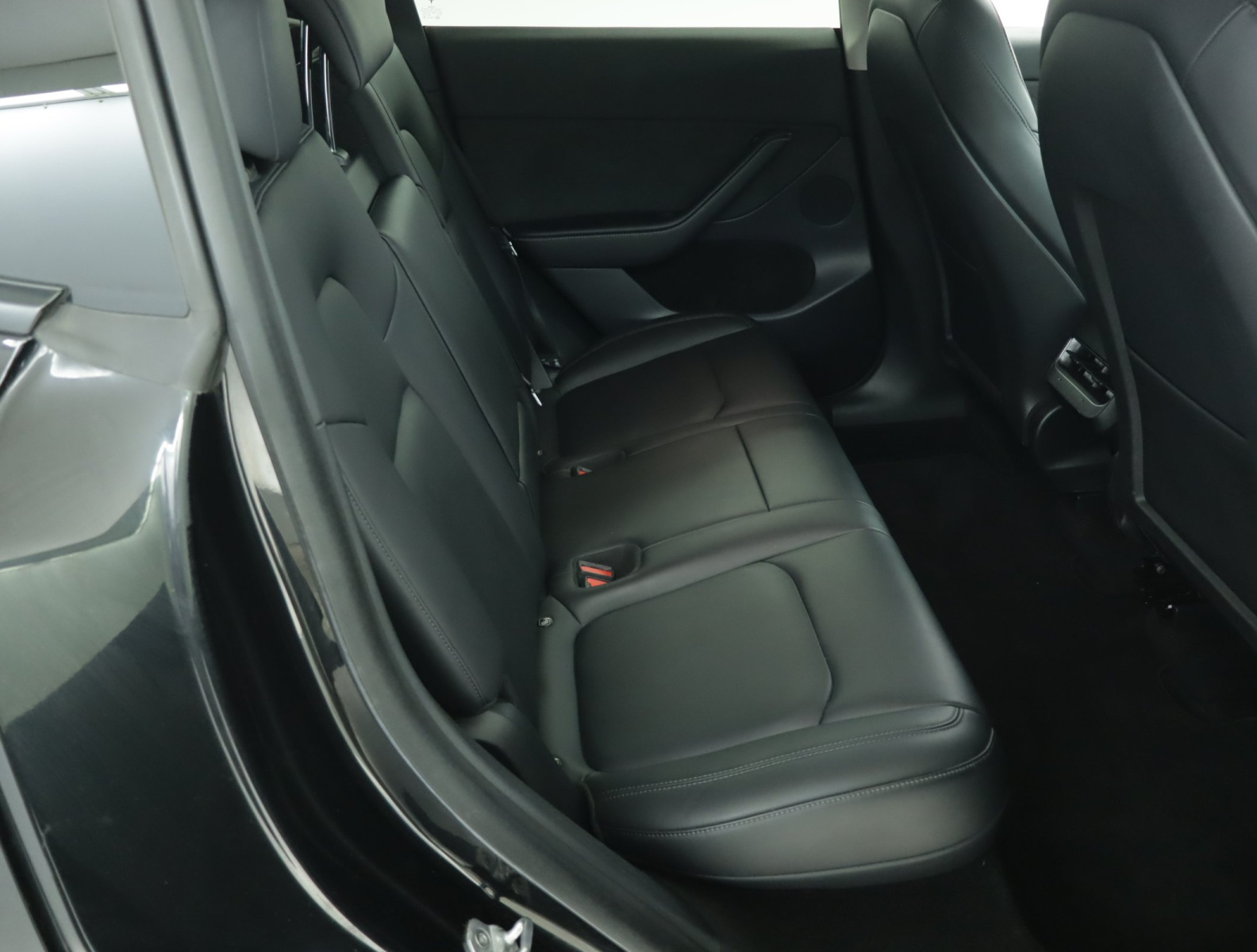 Tesla Model Y Long Range AWD – fotografie 13