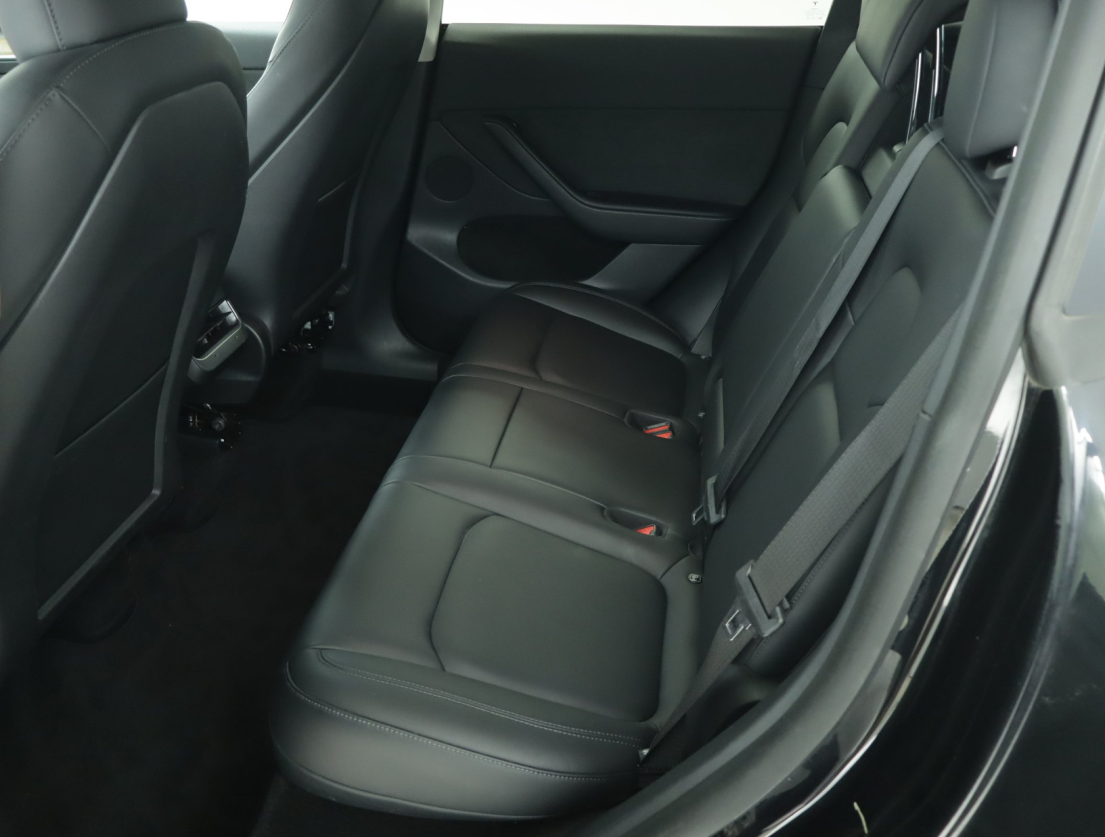 Tesla Model Y Long Range AWD – fotografie 15