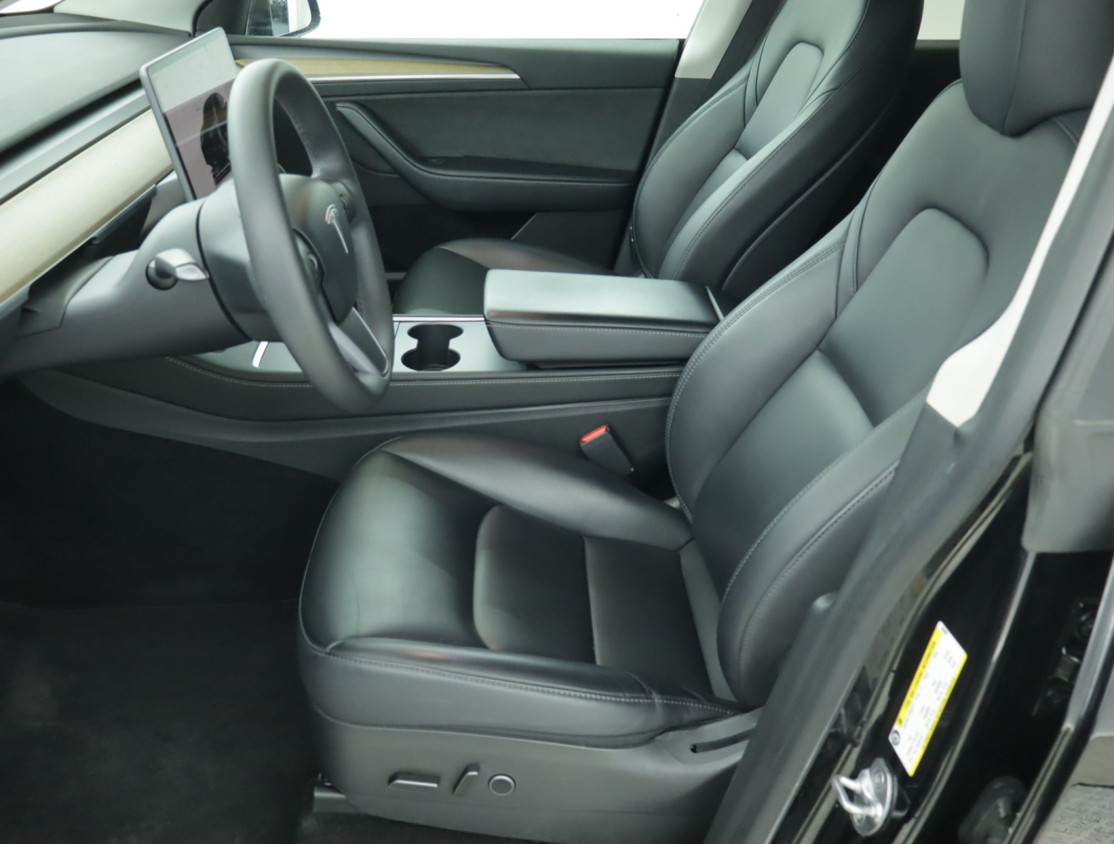 Tesla Model Y Long Range AWD – fotografie 16