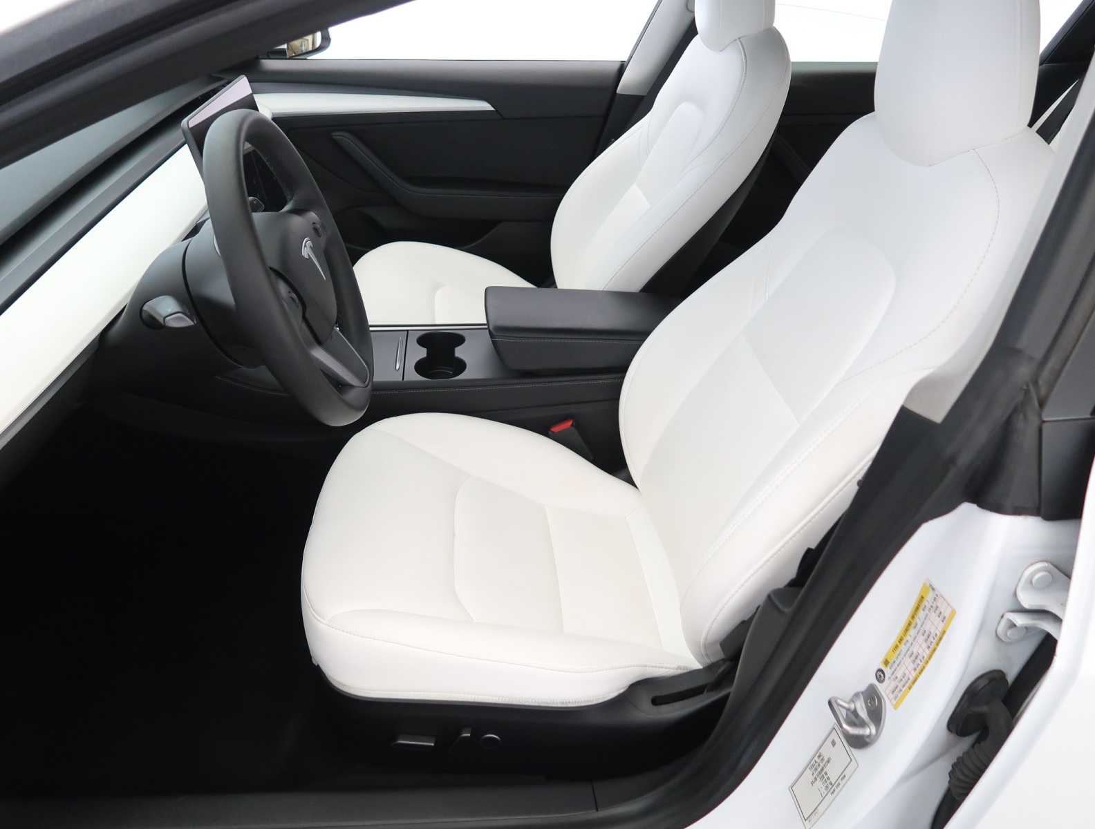 Tesla Model 3 Long Range AWD – fotografie 16