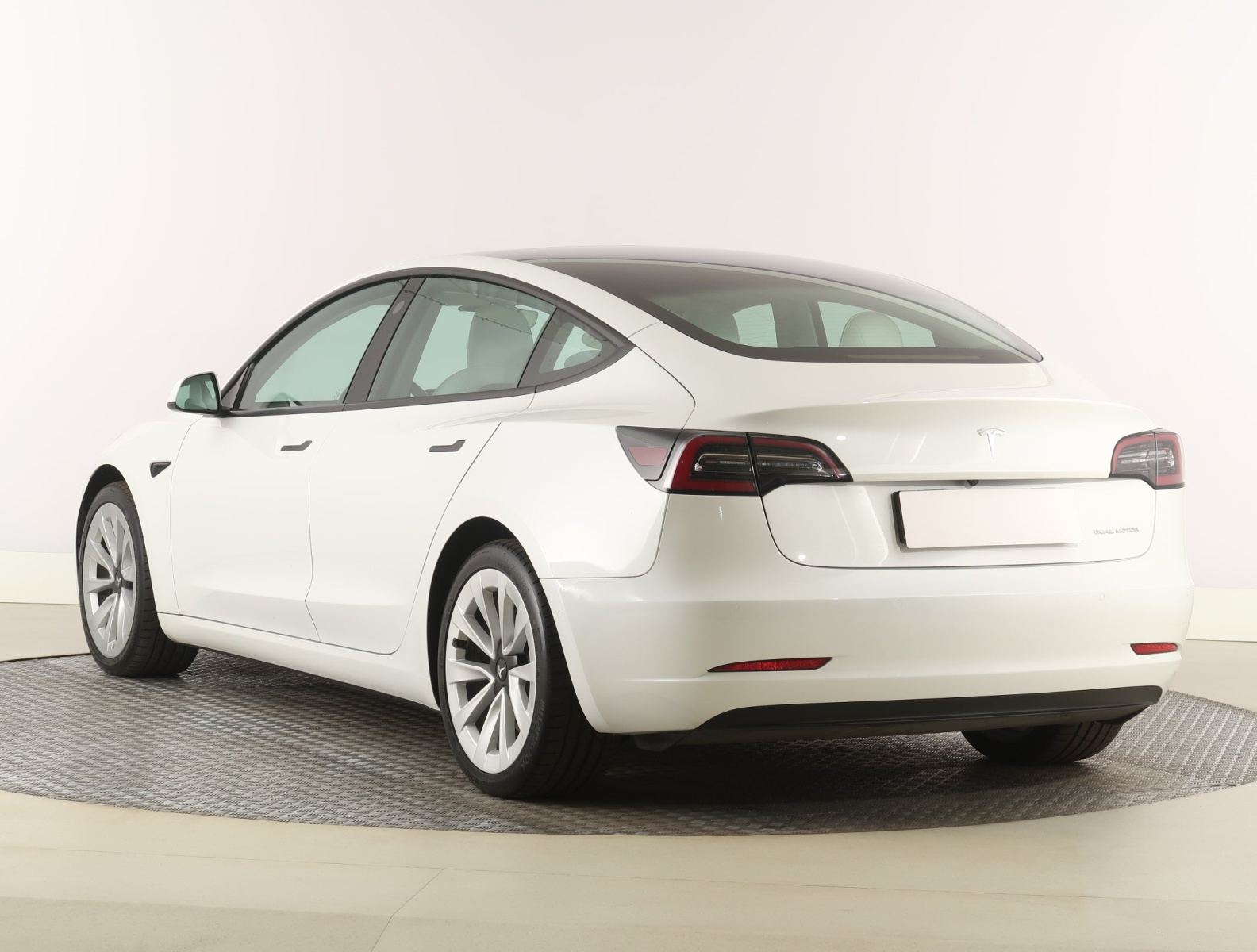 Tesla Model 3 Long Range AWD – fotografie 5