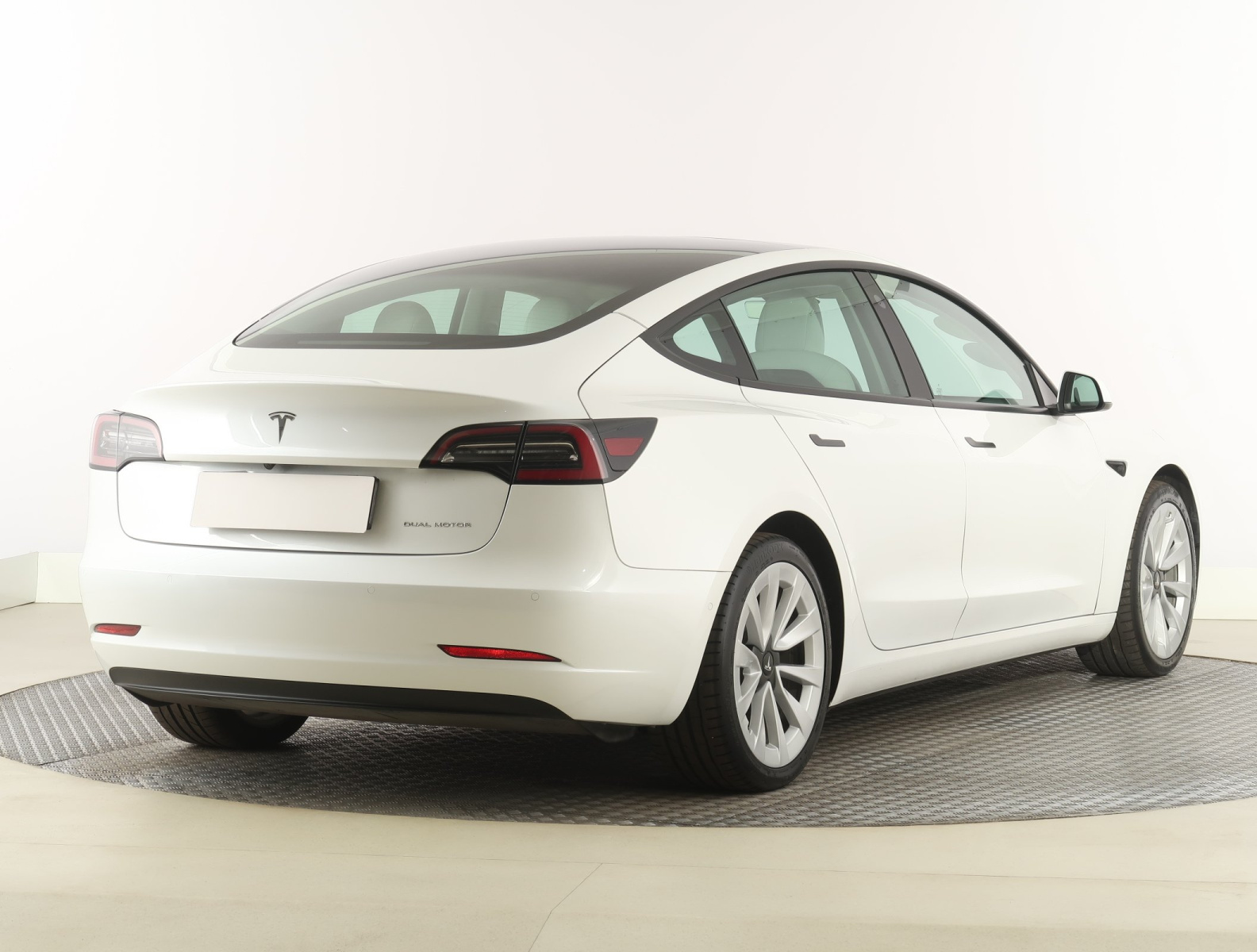 Tesla Model 3 Long Range AWD – fotografie 7
