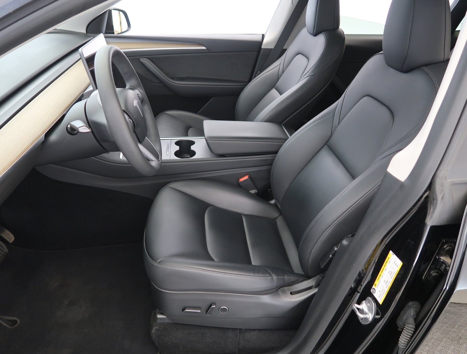 Tesla Model Y Long Range AWD – fotografie 16