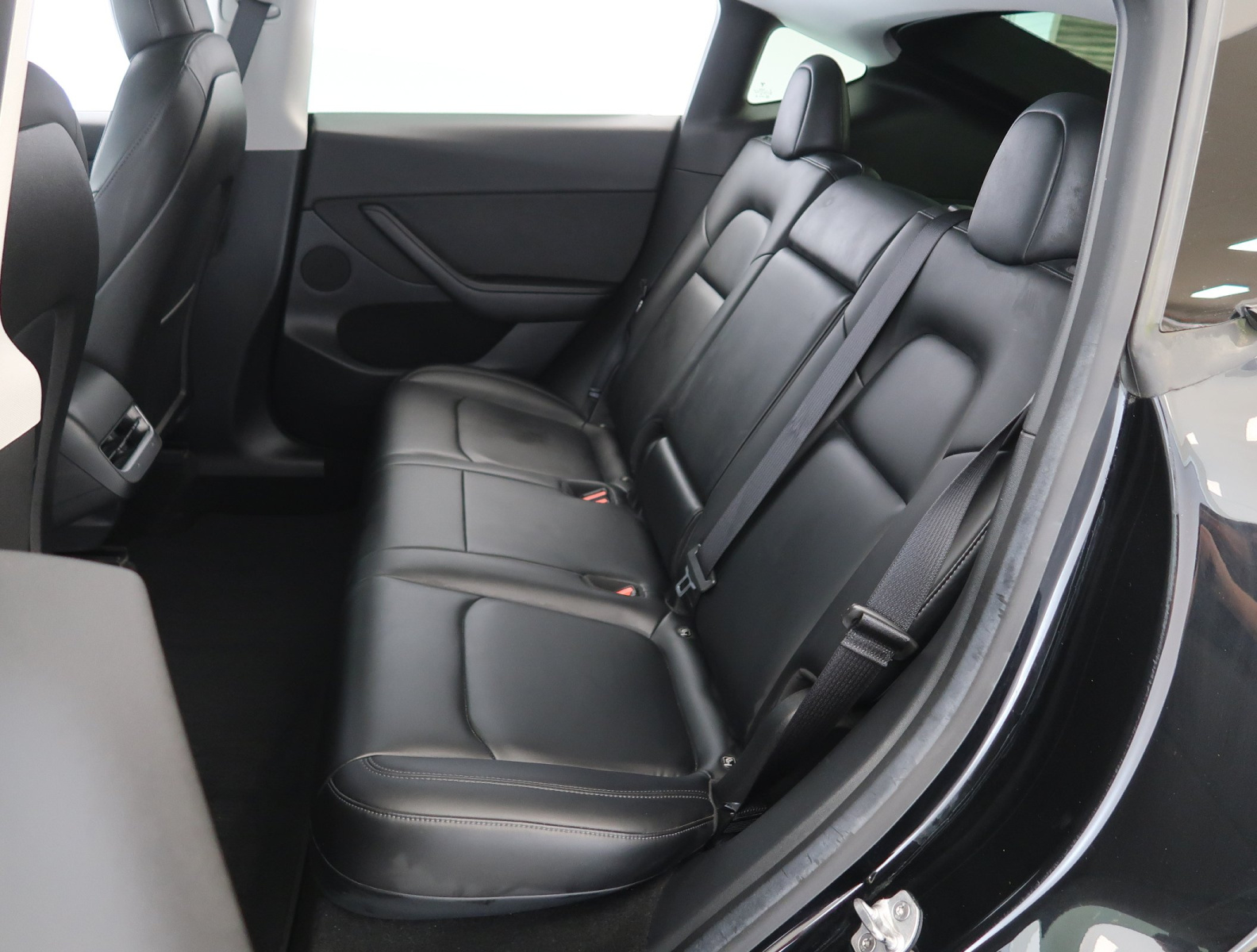 Tesla Model Y Long Range AWD – fotografie 15