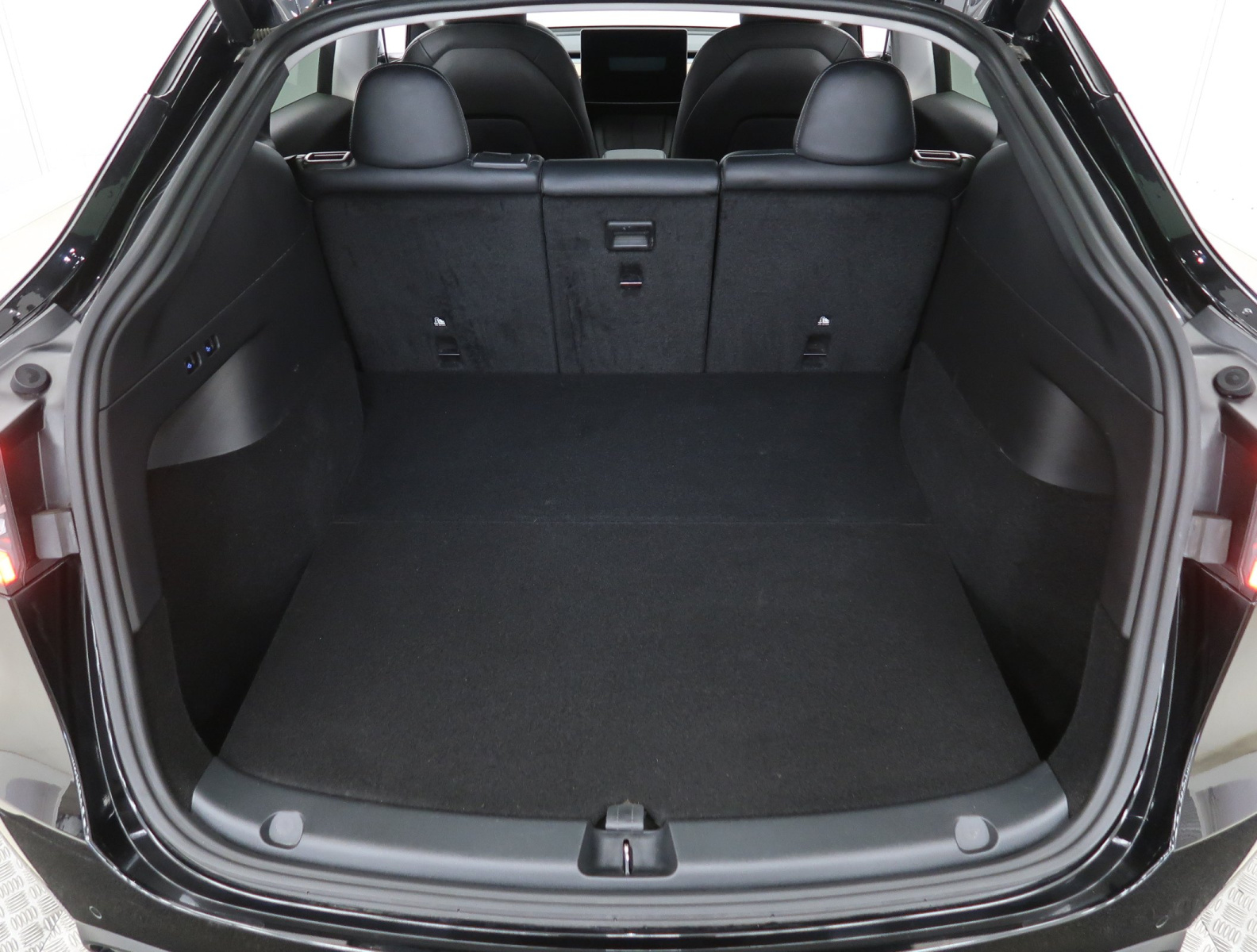 Tesla Model Y Long Range AWD – fotografie 19