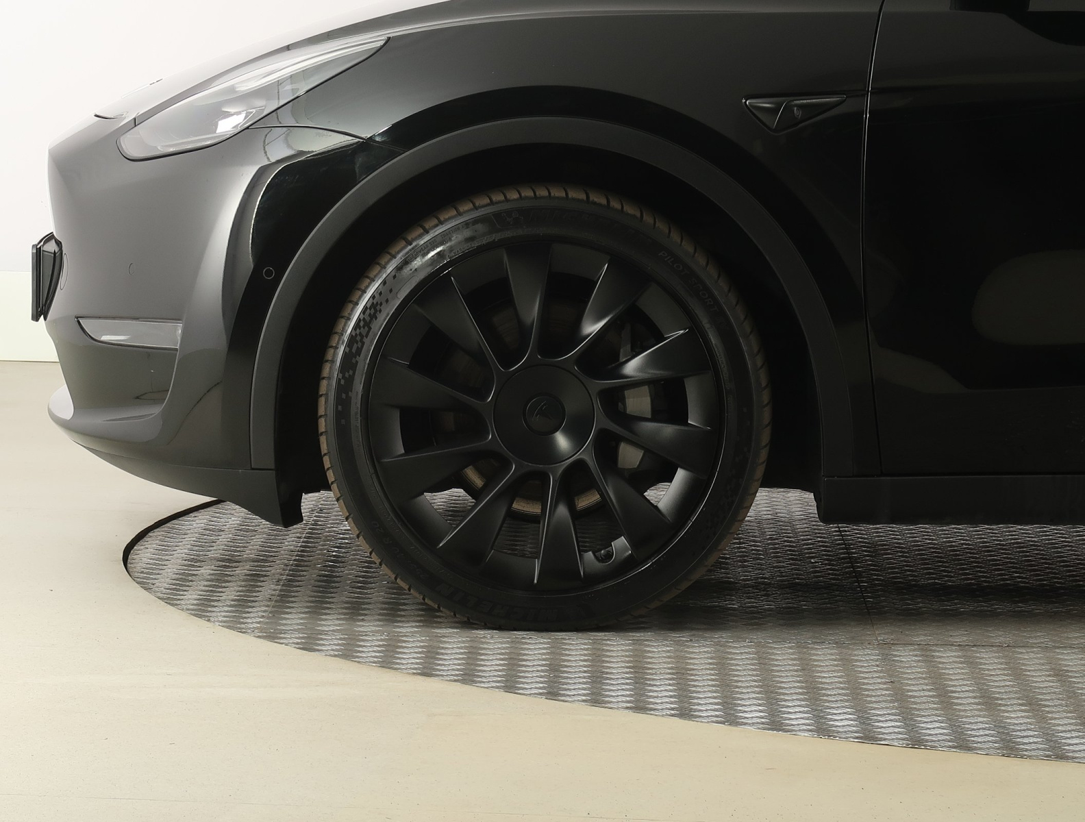 Tesla Model Y Long Range AWD – fotografie 20
