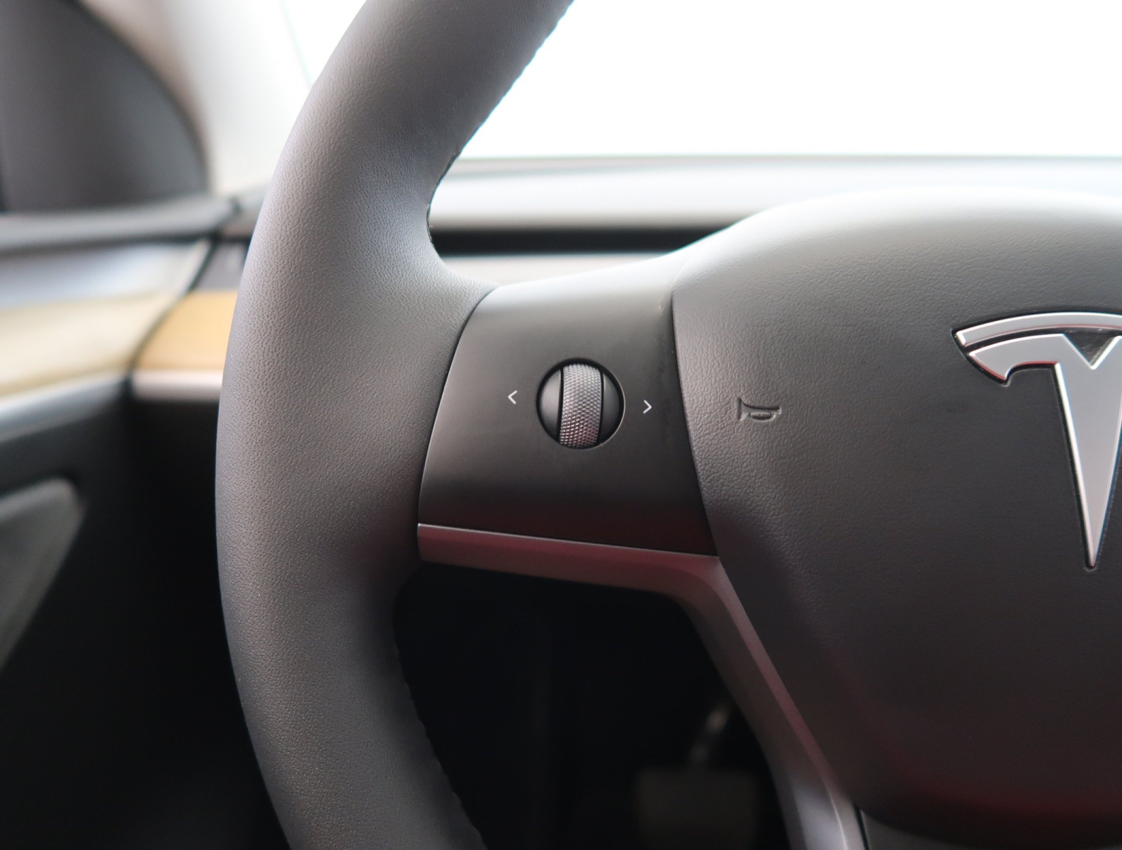 Tesla Model Y Long Range AWD – fotografie 21