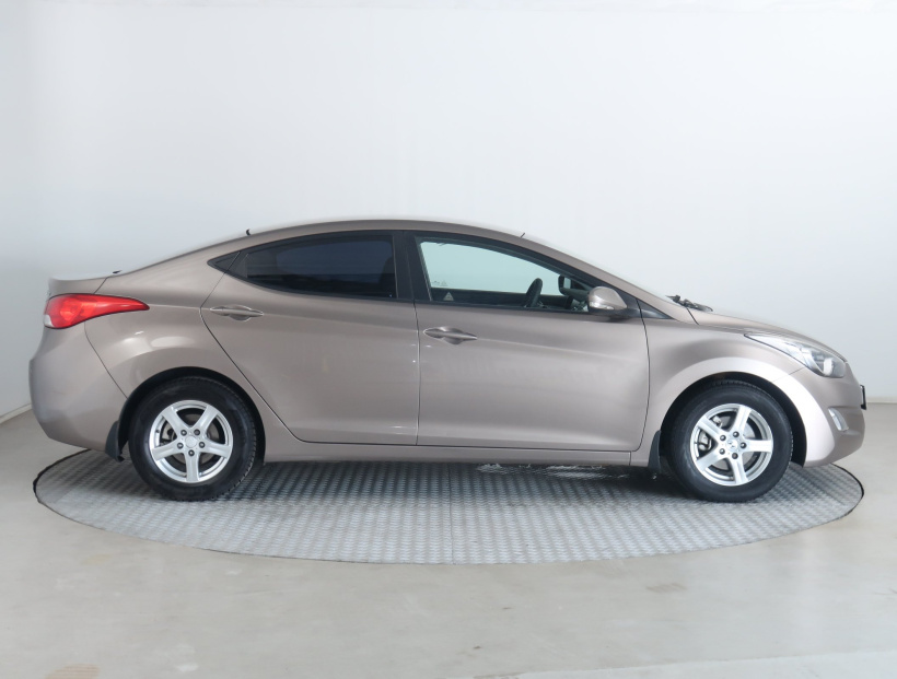 Hyundai Elantra, 2011