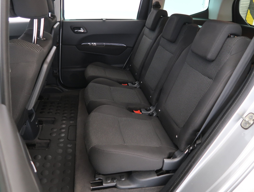 Peugeot 5008, 2011