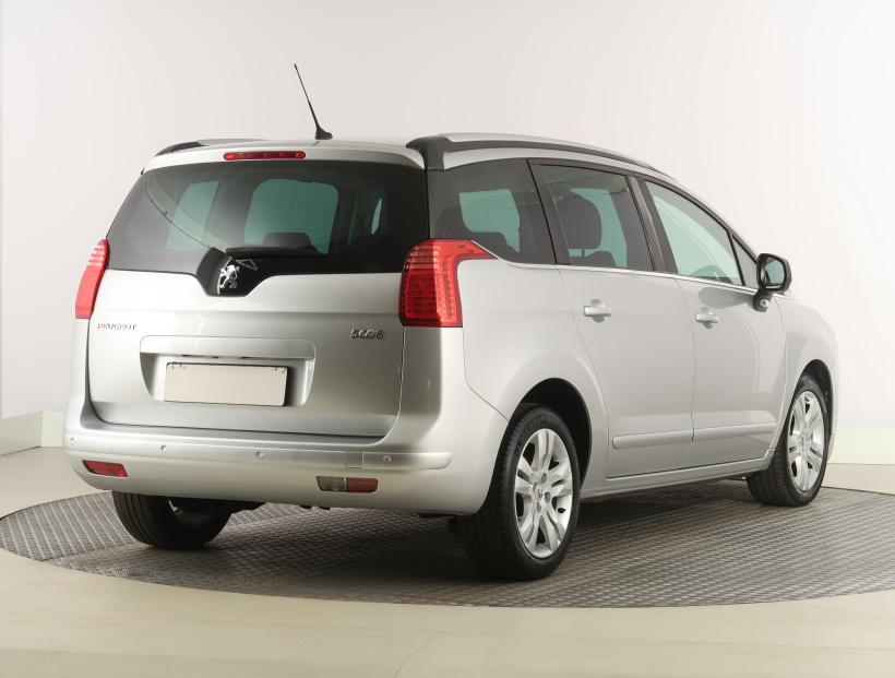 Peugeot 5008, 2011