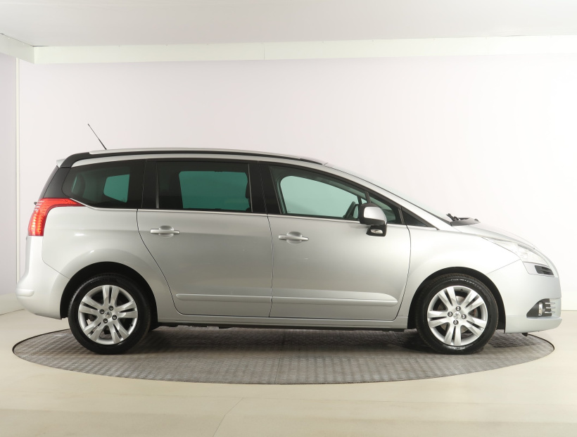 Peugeot 5008, 2011