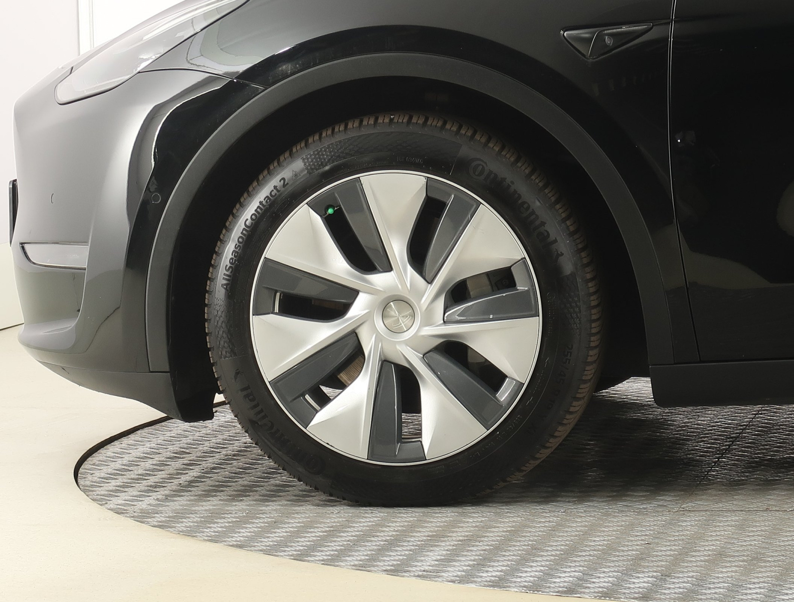 Tesla Model Y Long Range AWD – fotografie 20