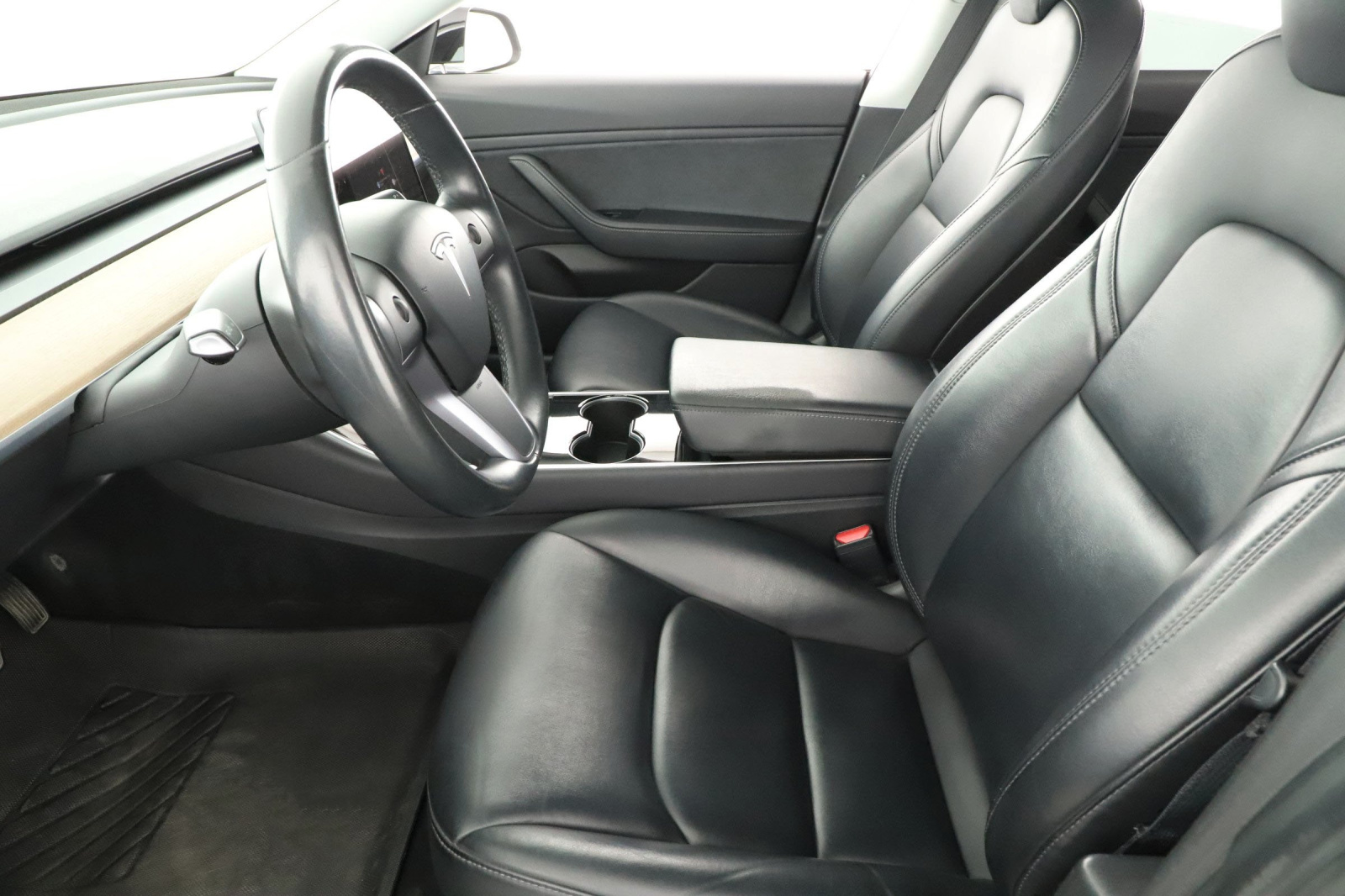 Tesla Model 3 Long Range AWD – fotografie 13