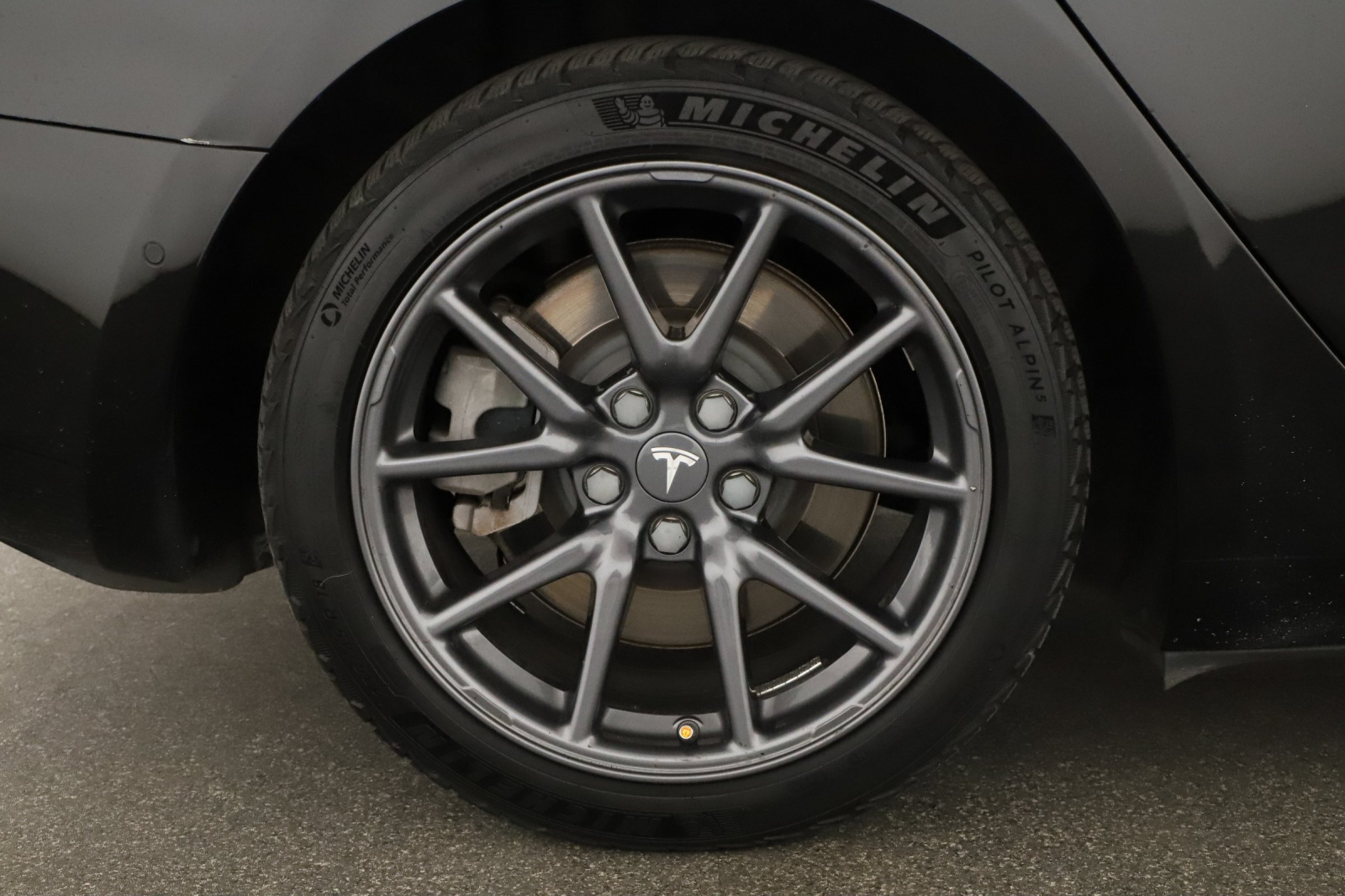 Tesla Model 3 Long Range AWD – fotografie 18