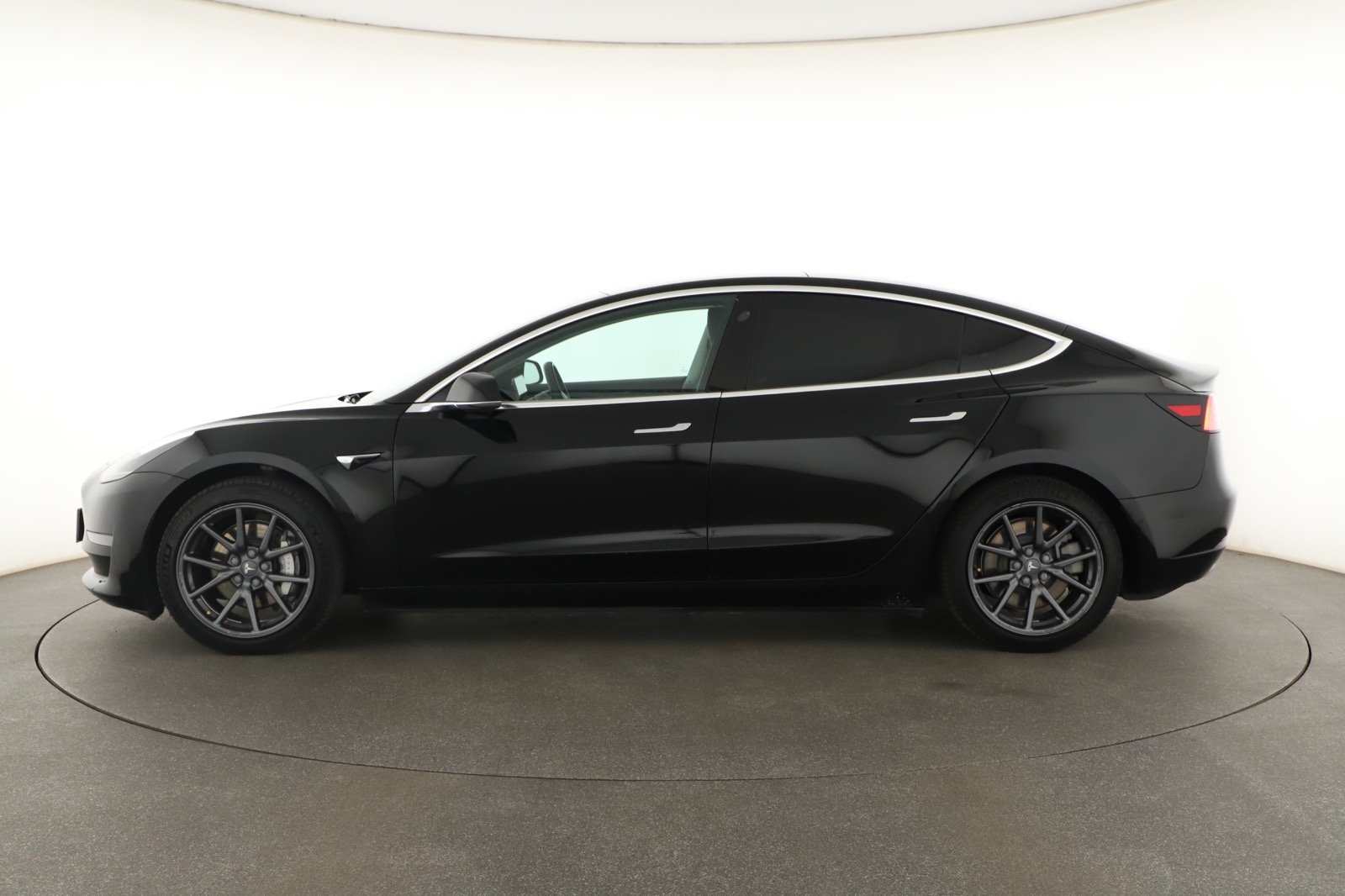 Tesla Model 3 Long Range AWD – fotografie 4