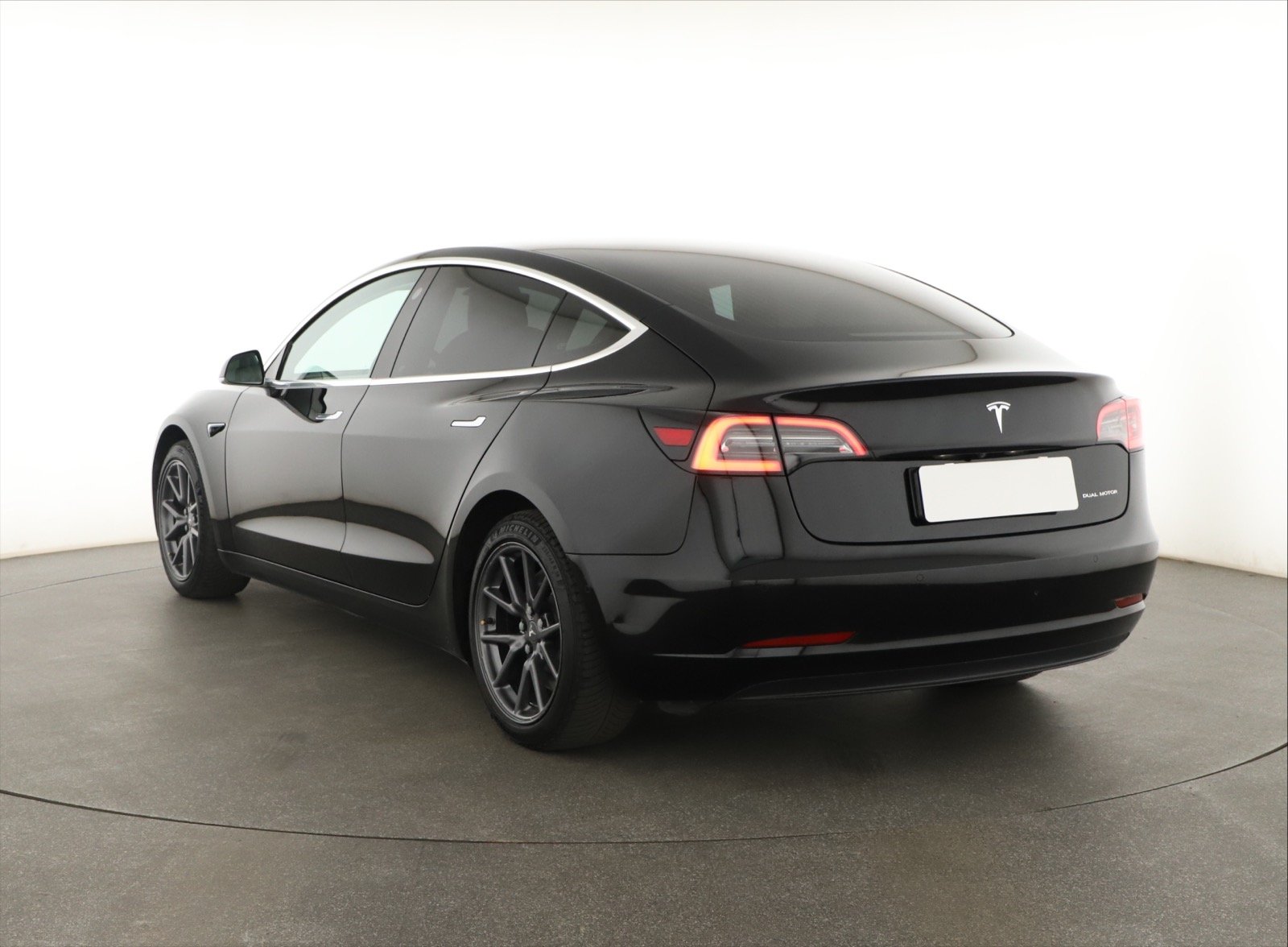 Tesla Model 3 Long Range AWD – fotografie 5