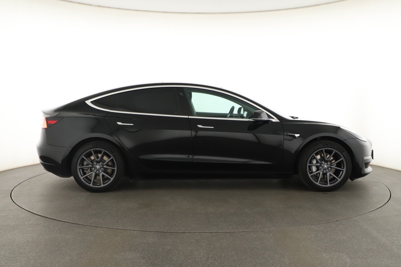 Tesla Model 3 Long Range AWD – fotografie 8