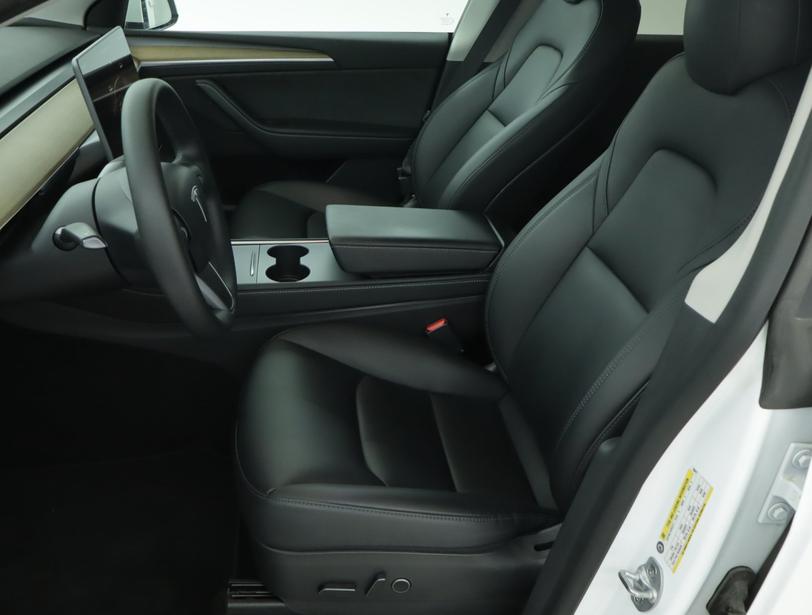 Tesla Model Y Long Range AWD – fotografie 16