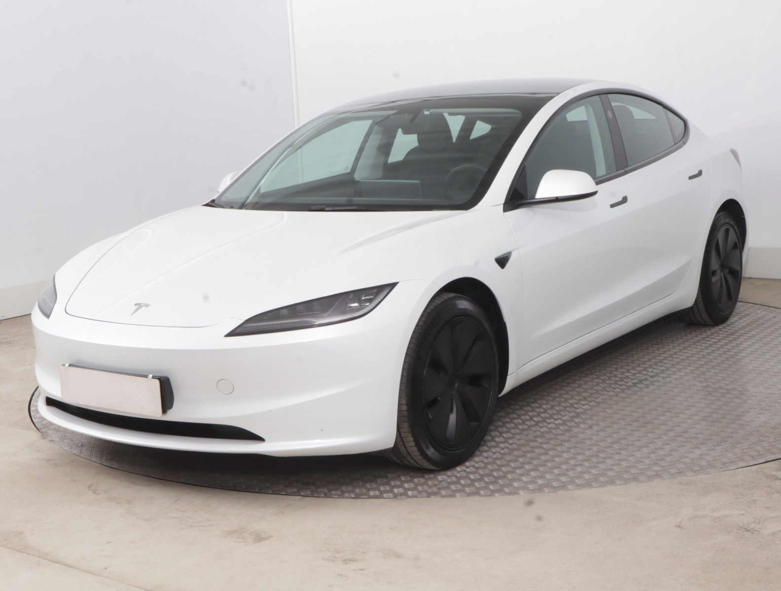 Tesla Model 3 Standard Range Plus – fotografie 3