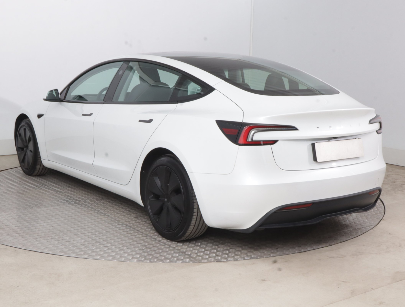 Tesla Model 3 Standard Range Plus – fotografie 5