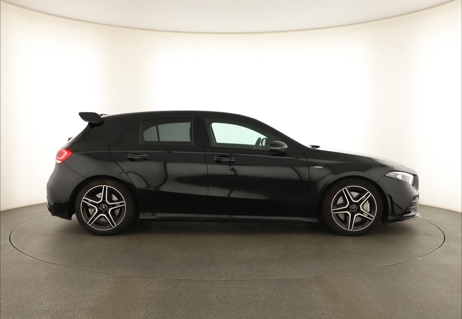 Mercedes-Benz A - 2022