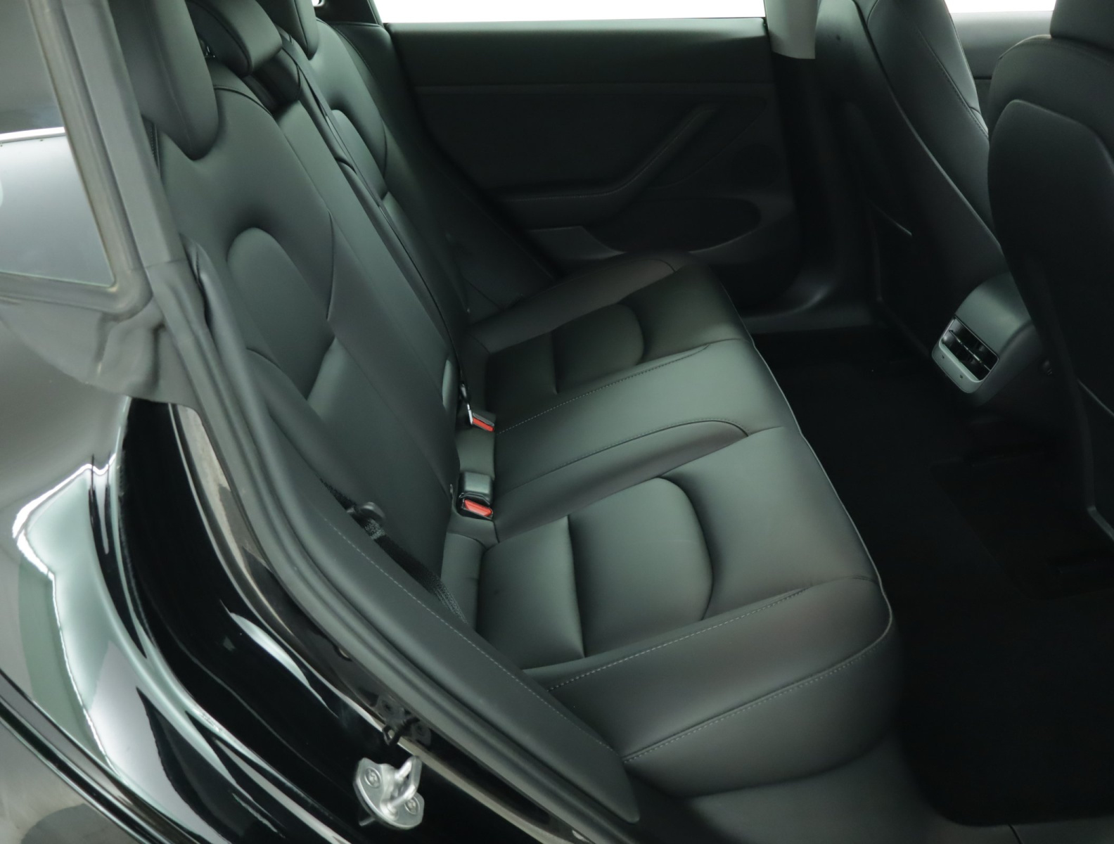 Tesla Model 3 Long Range AWD – fotografie 13