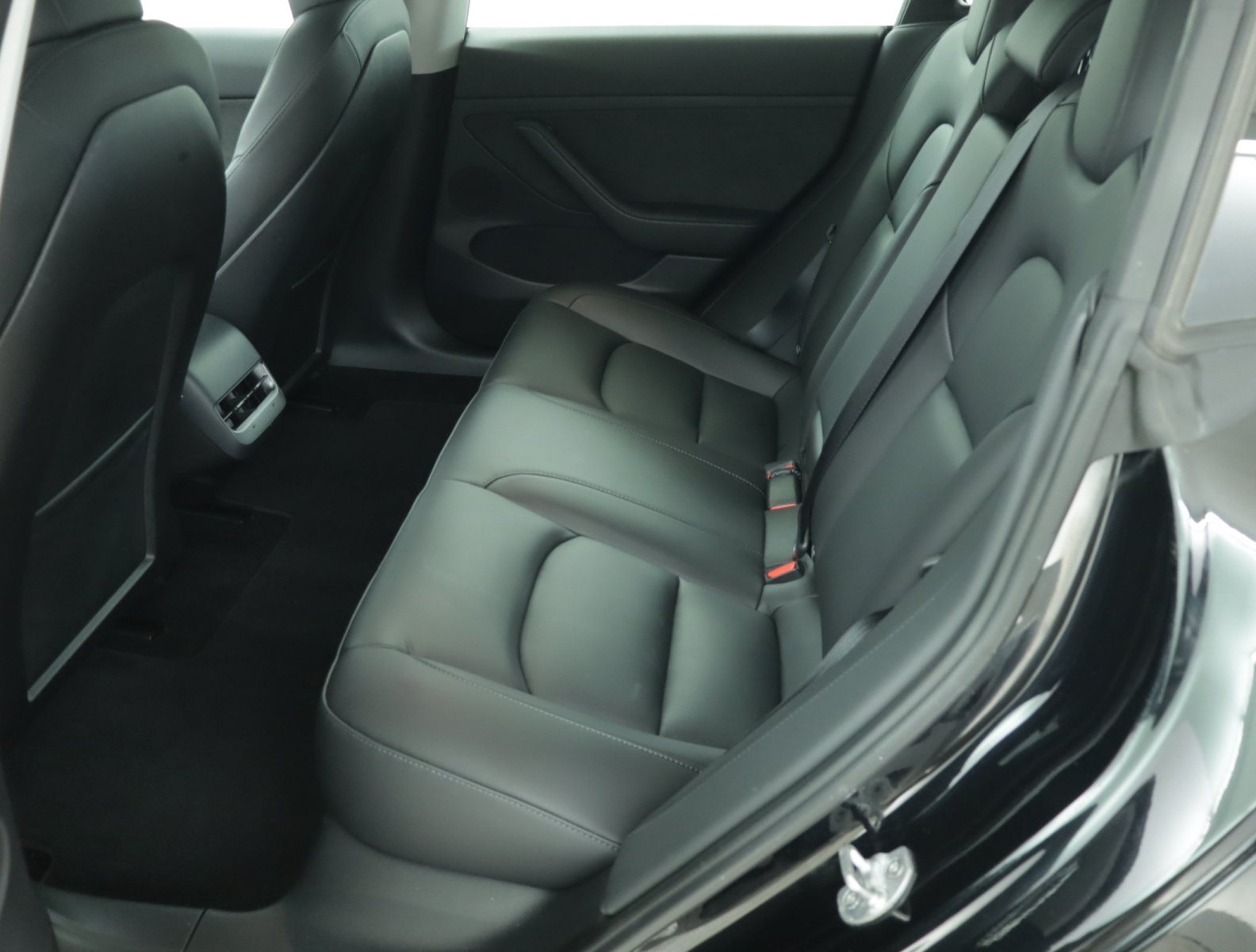 Tesla Model 3 Long Range AWD – fotografie 15