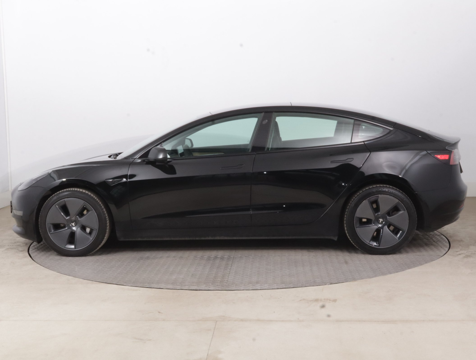 Tesla Model 3 Long Range AWD – fotografie 4