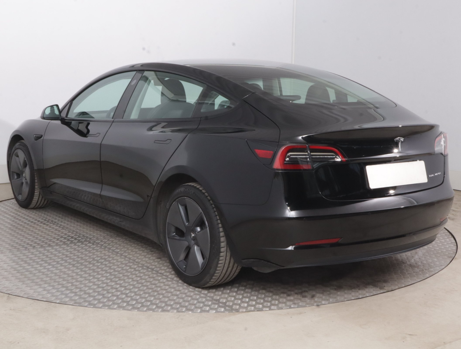 Tesla Model 3 Long Range AWD – fotografie 5