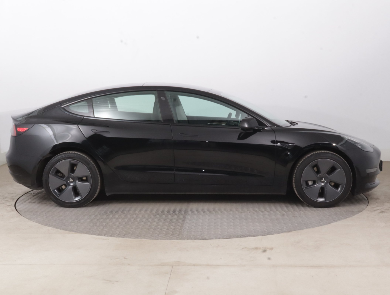 Tesla Model 3 Long Range AWD – fotografie 8