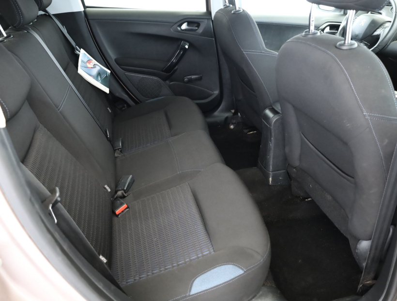 Peugeot 208, 2012