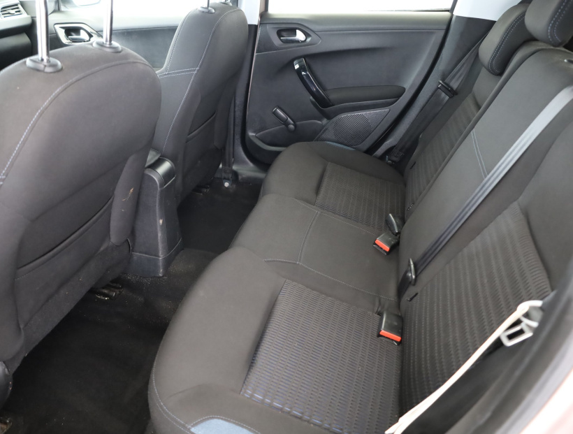 Peugeot 208, 2012