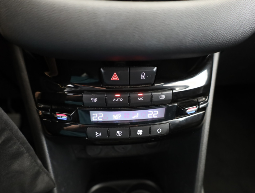 Peugeot 208, 2012