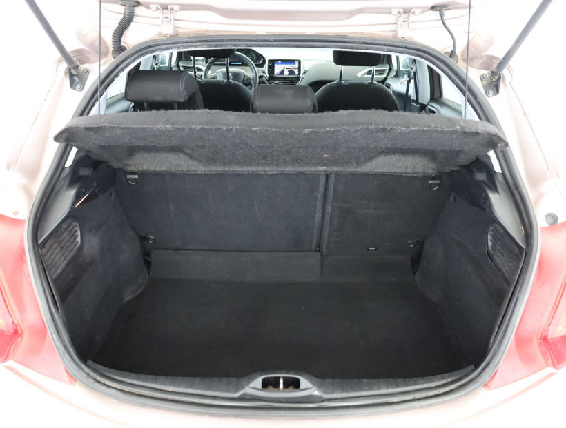 Peugeot 208, 2012