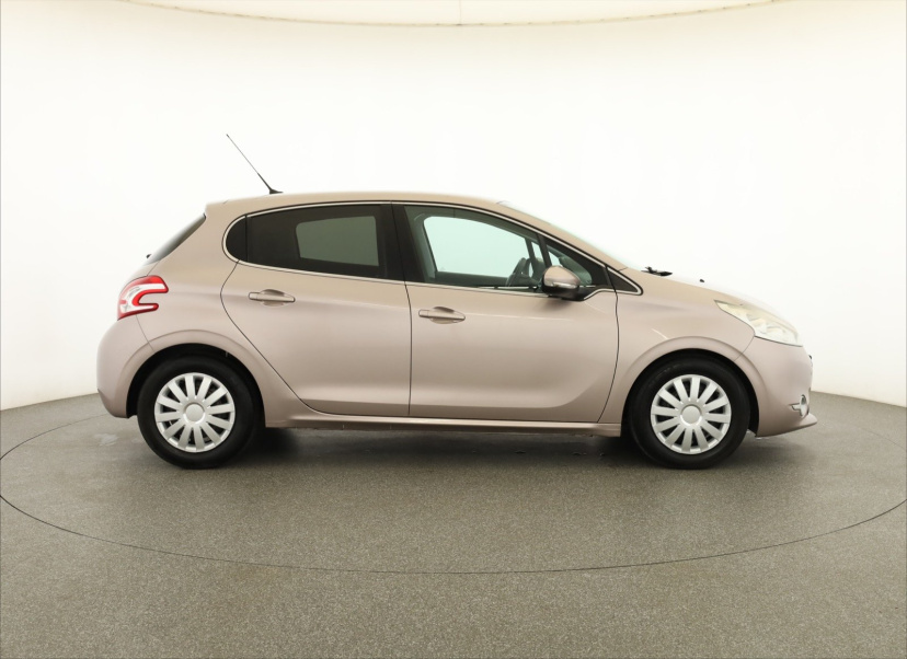 Peugeot 208, 2012