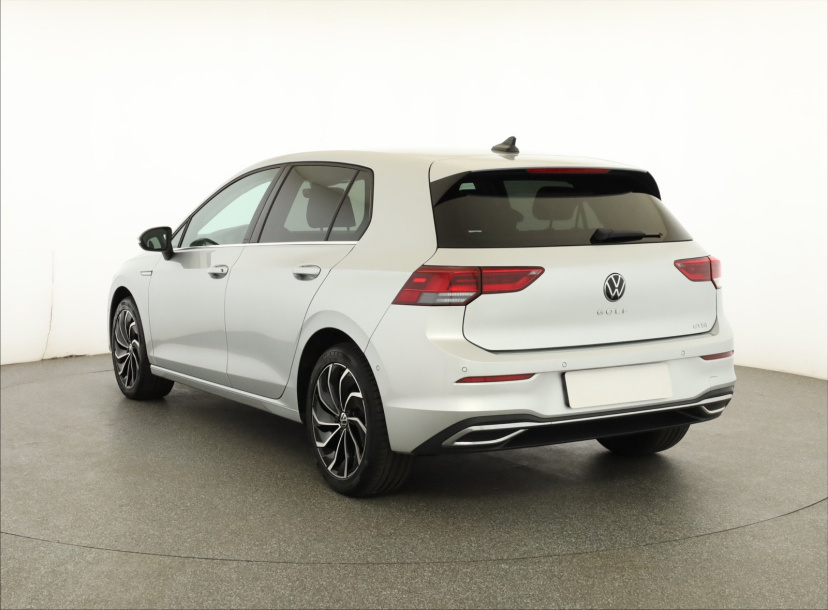Volkswagen Golf, 2024
