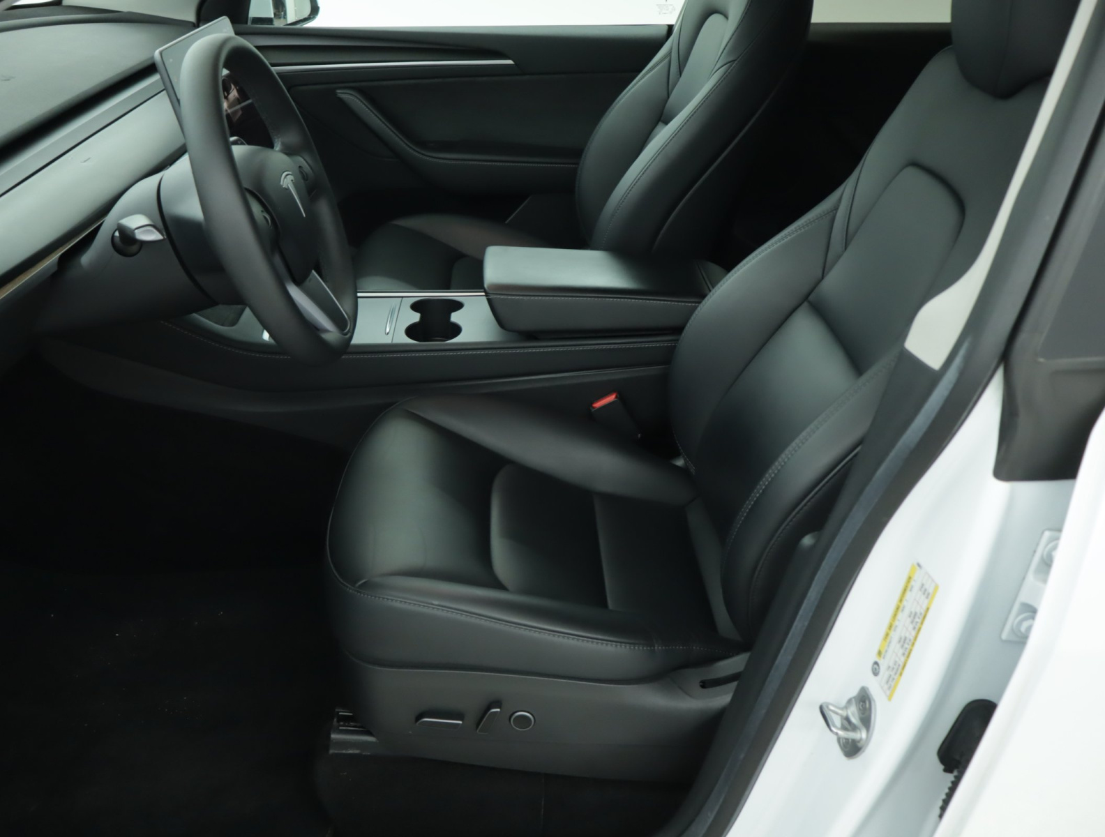 Tesla Model Y Long Range AWD – fotografie 16