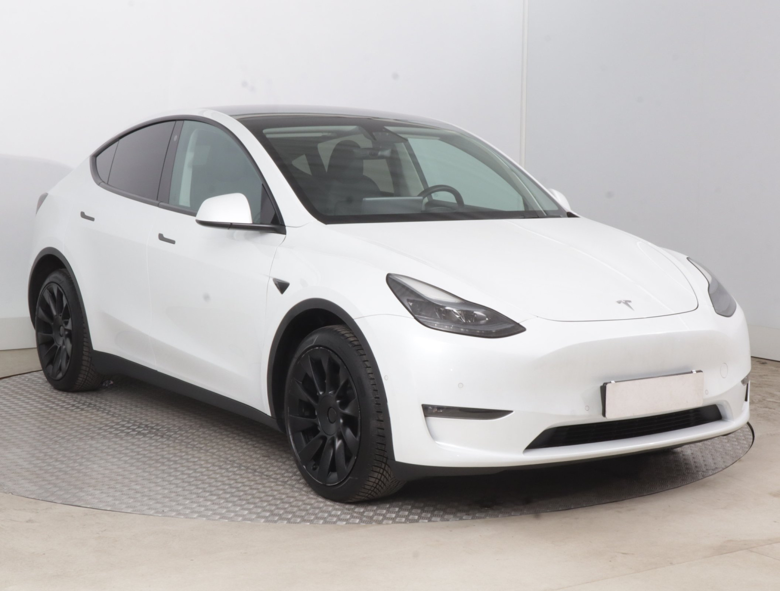 Tesla Model Y Long Range AWD – fotografie 1