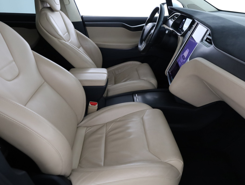 Tesla Model X, 2017