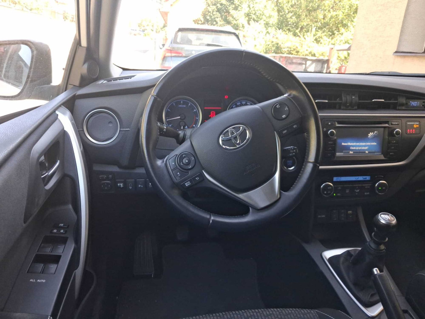 Toyota Auris, 2015