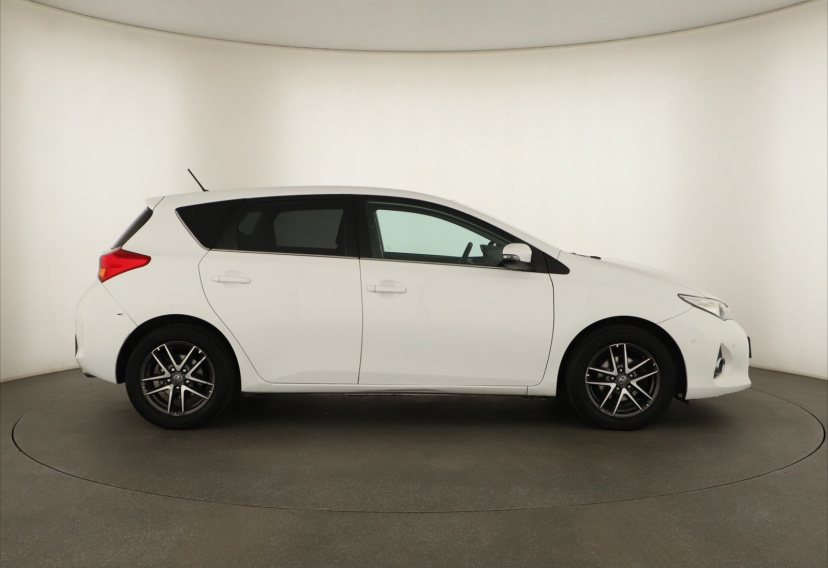 Toyota Auris, 2015