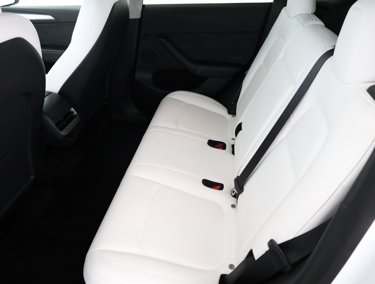 Tesla Model Y Long Range AWD – fotografie 12