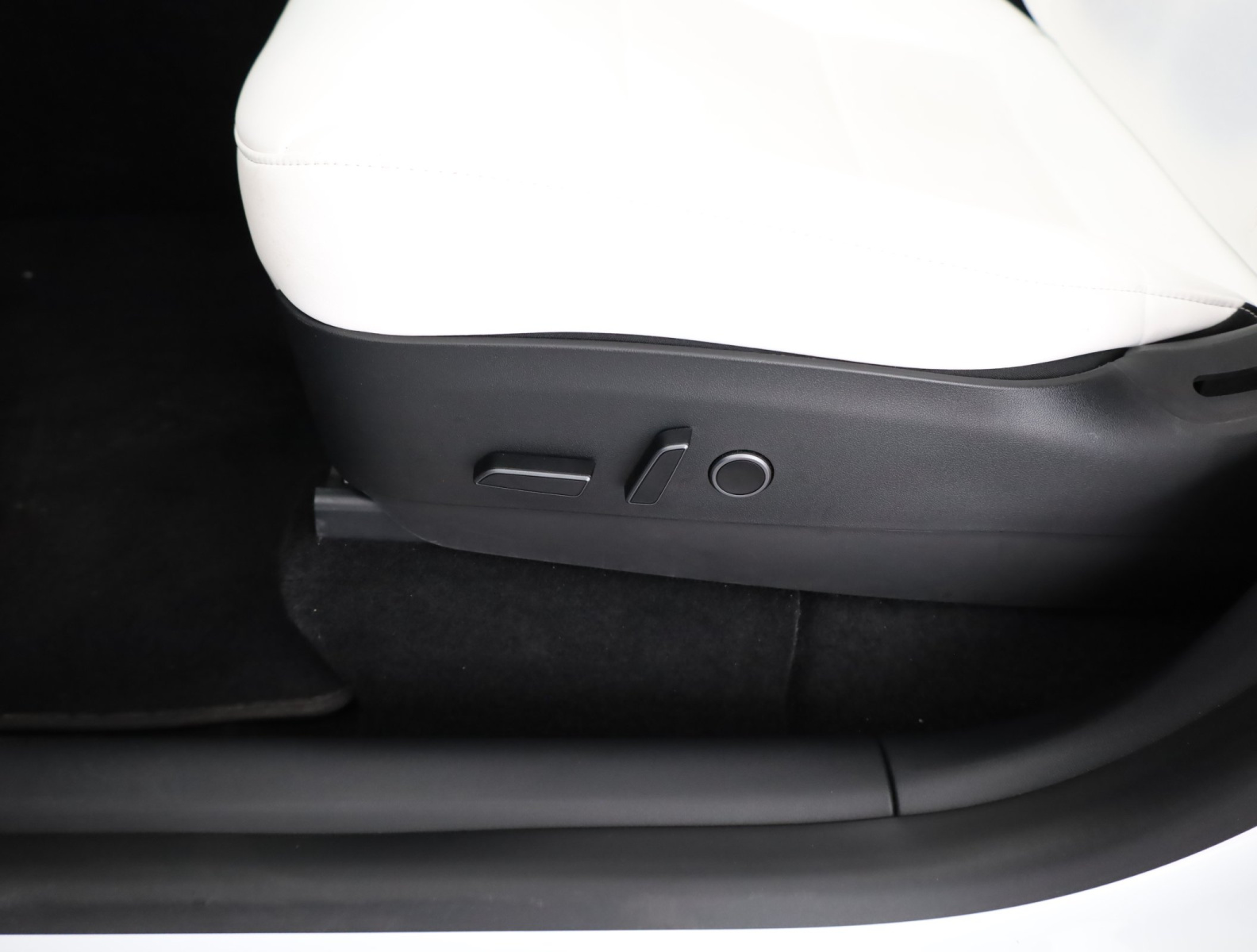 Tesla Model Y Long Range AWD – fotografie 23