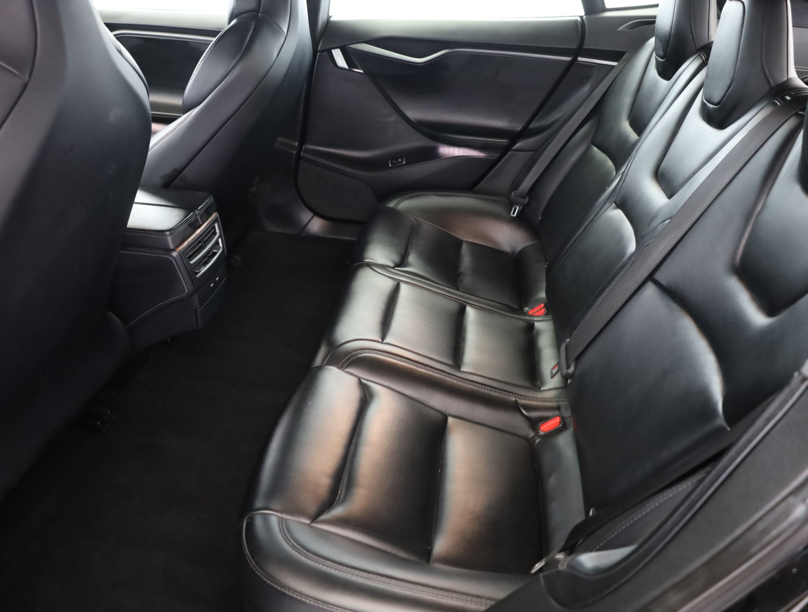 Tesla Model S Standard Range – fotografie 12