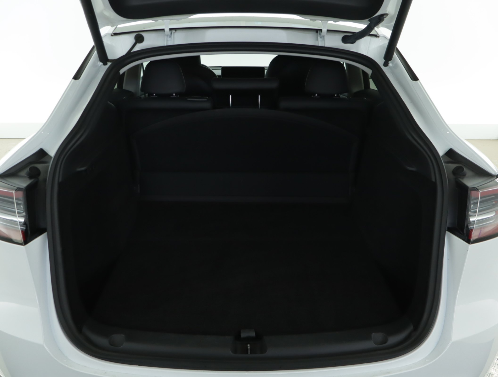 Tesla Model Y Long Range AWD – fotografie 20